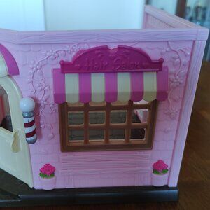 Li'l Woodzeez Hair Salon Store Front